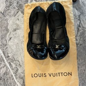 LOUIS VUITTON
Black Suede/Patent Elba Elastic Ballerina Flats Size 9.5/39